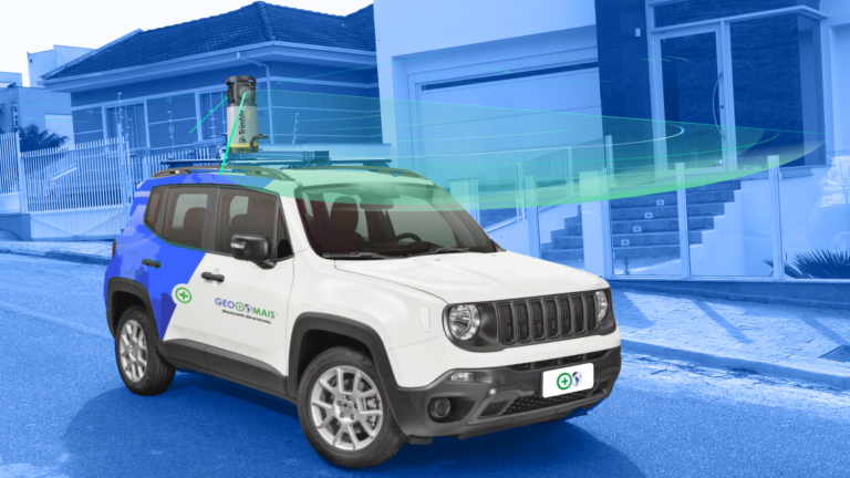 Imagem de um carro em primeiro plano equipado com uma câmera 360º, utilizado para coletar dados das vias e residências visíveis em segundo plano.