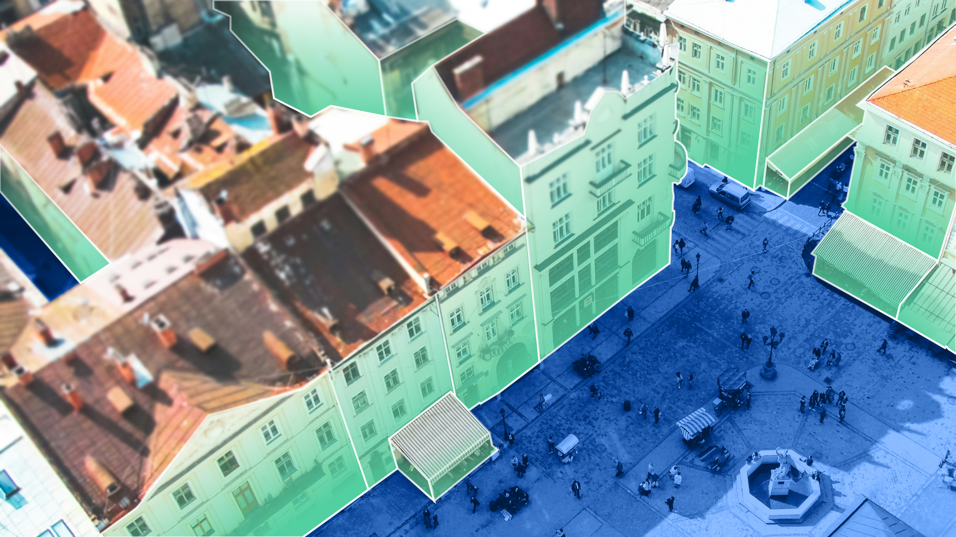 Imagem das edificações de um centro histórico de uma cidade, com uma praça central onde há uma fonte.