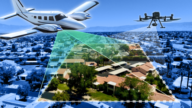 Visão aérea de uma cidade que mescla elementos urbanos e rurais, capturada pela perspectiva de um pássaro. A imagem mostra gramados verdes e extensos, intercalados com casas no estilo colonial, proporcionando um contraste harmonioso entre o campo e a cidade. Um drone e uma avisão são visíveis na imagem, escaneando uma porção da área.